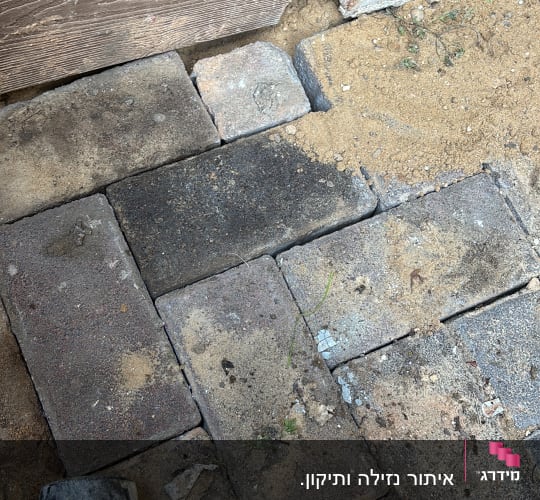 ריצוף אבן עם פטיש גומי על הקרקע